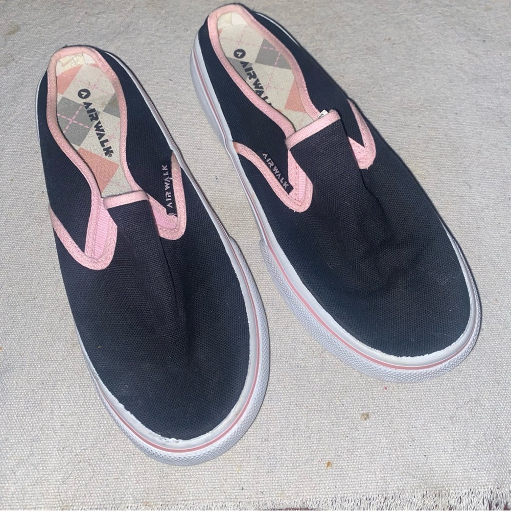 Airwalk Womens slip on show.  Used but Great condition.  SZ 8